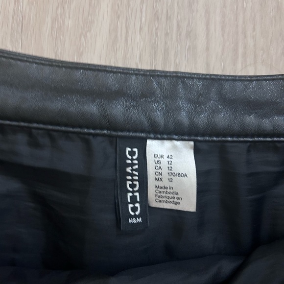 H&M Black leather skirt - Picture 2 of 2
